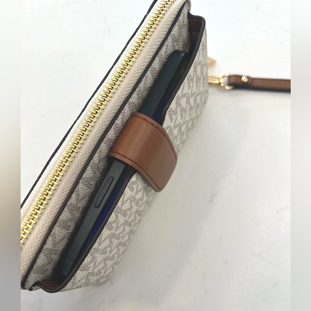 Michael Kor’s Jet Set Leather Wallet w/Phone Pocket - Picture 3 of 8